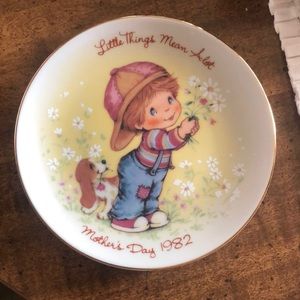 1982 Mother's Day AVON Collectable Plate Gold Trimmed